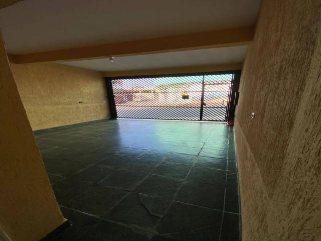 Sobrado para Venda em Carapicuíba - 3